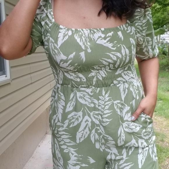 THE TROPICS OLIVE GREEN CREAM LEAF PRINT JUMPSUIT - Picture 9 of 9